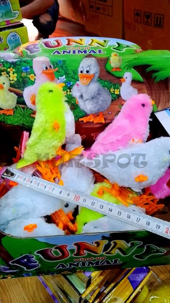 oyuncak kurmalı civciv