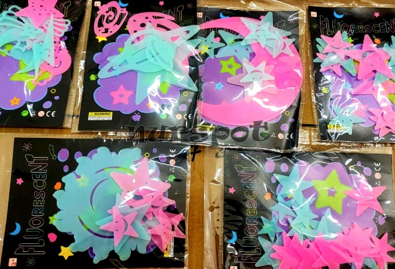 karanlıkta parlayan gezegen ve yıldızlar karma renkli küçük boy