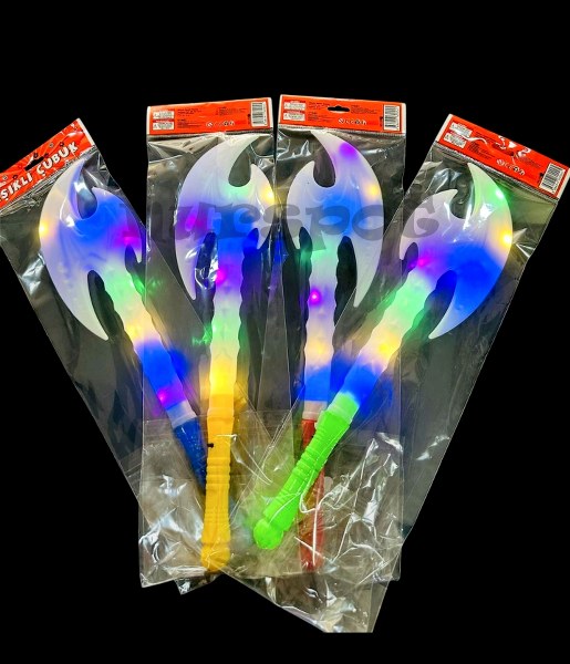 ışıklı oyuncak balta pilleri içinde